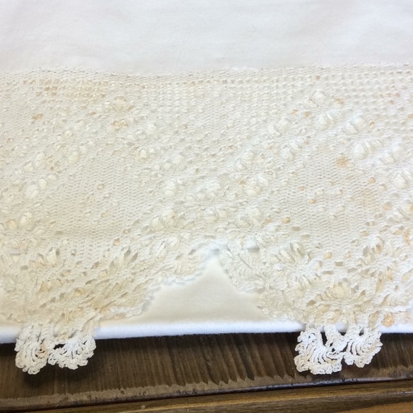 FINAL SALE PRICE Vintage White Lace Edged Pillow Case Set - Picture 4 of 5